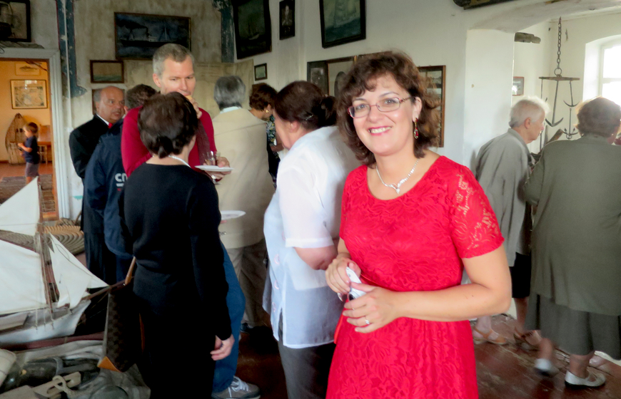 Näituse avamismeeleolu, esiplaanil Margarita Felitsiant, 14.08.2015 